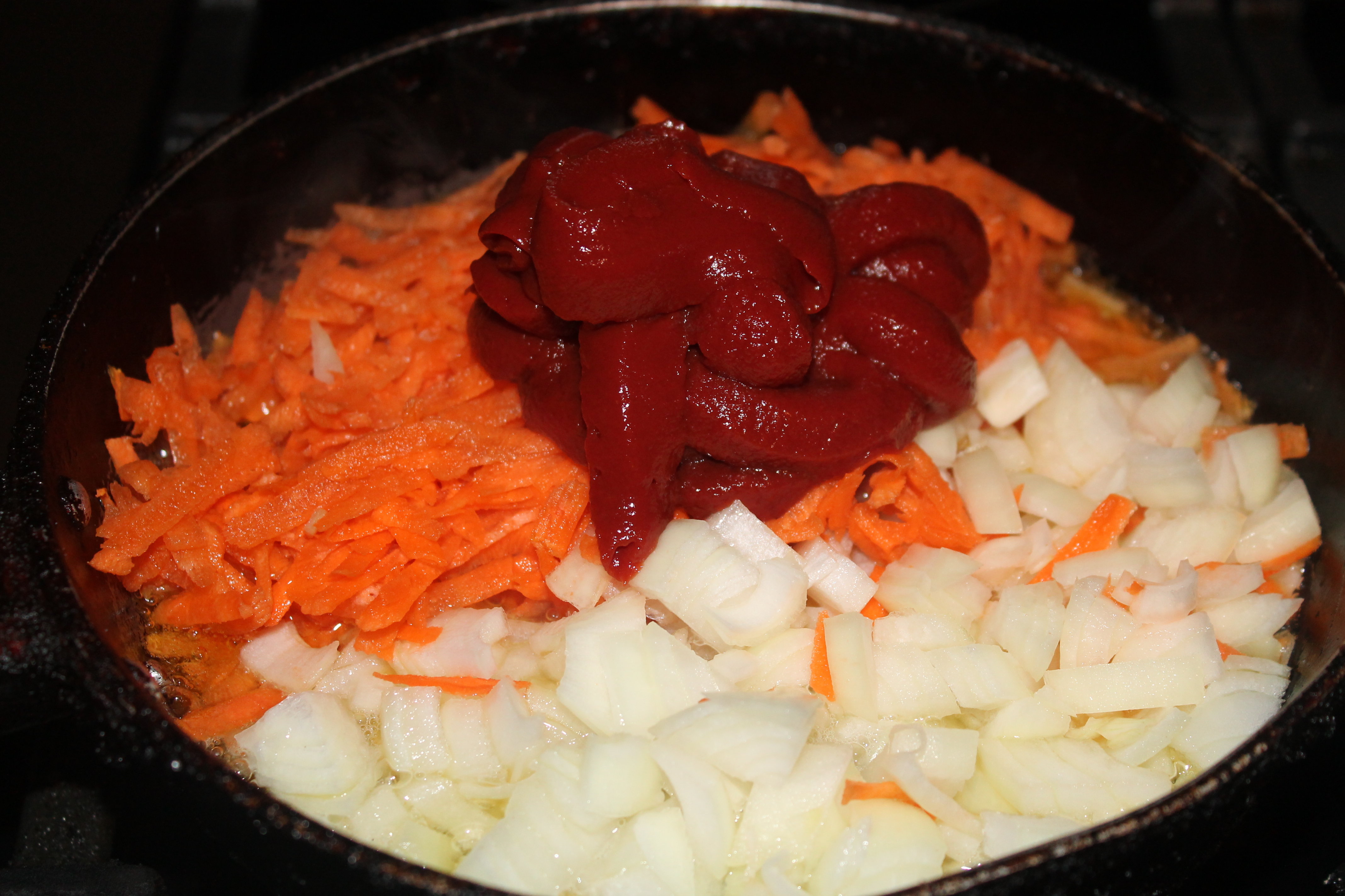 Обжаренные лук и морковь для томатного соуса