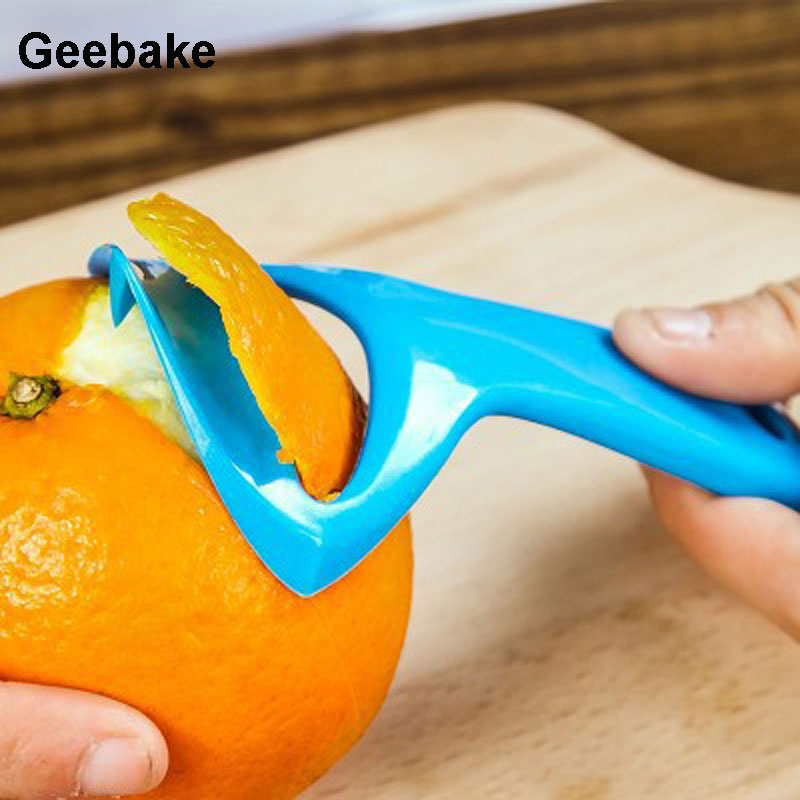 Очистка апельсина с помощью овощечистки