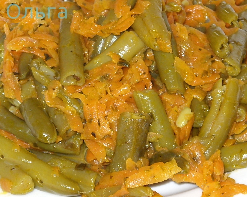 Тушеная стручковая фасоль с луком и морковью