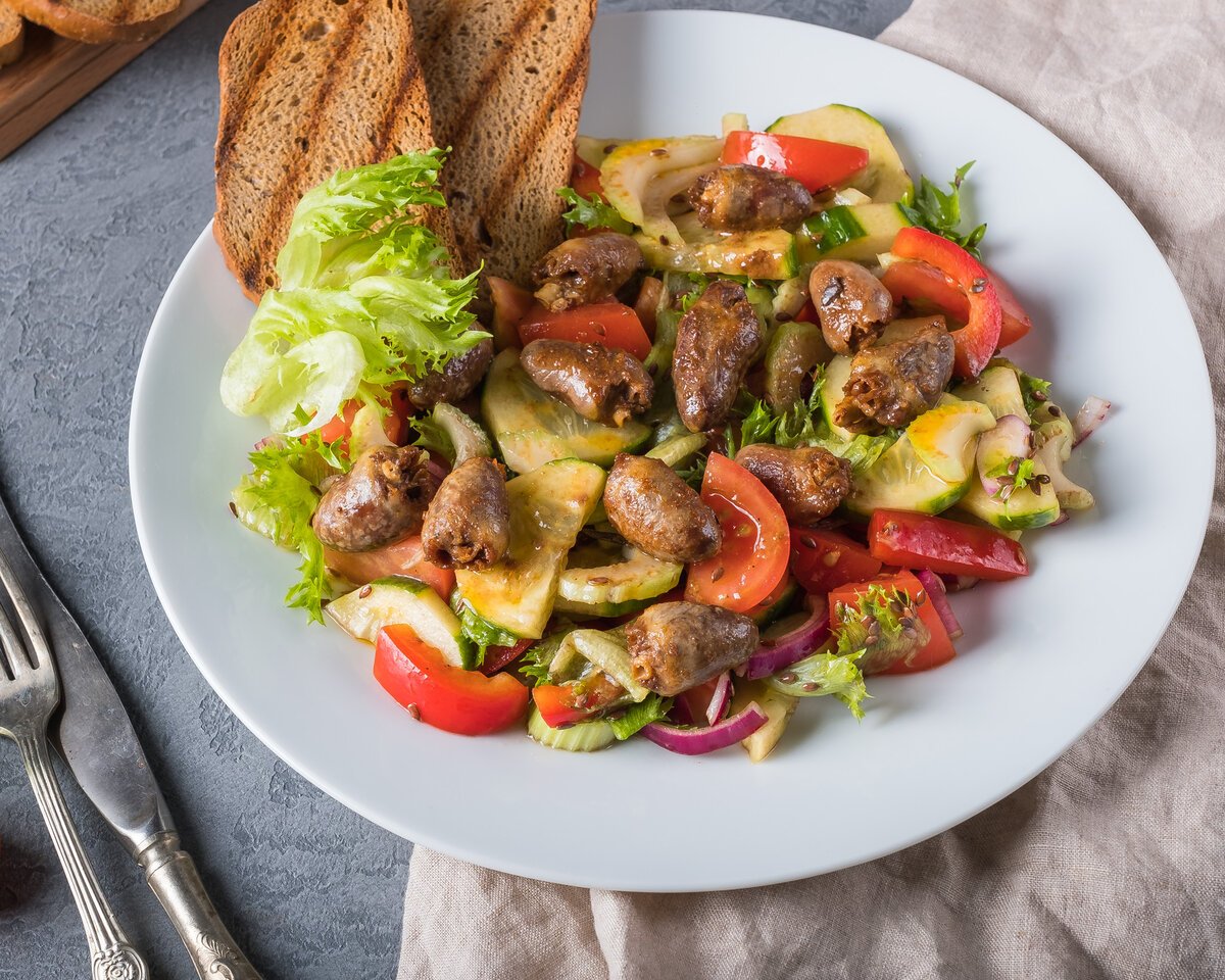 Куриные сердечки с овощами в салате