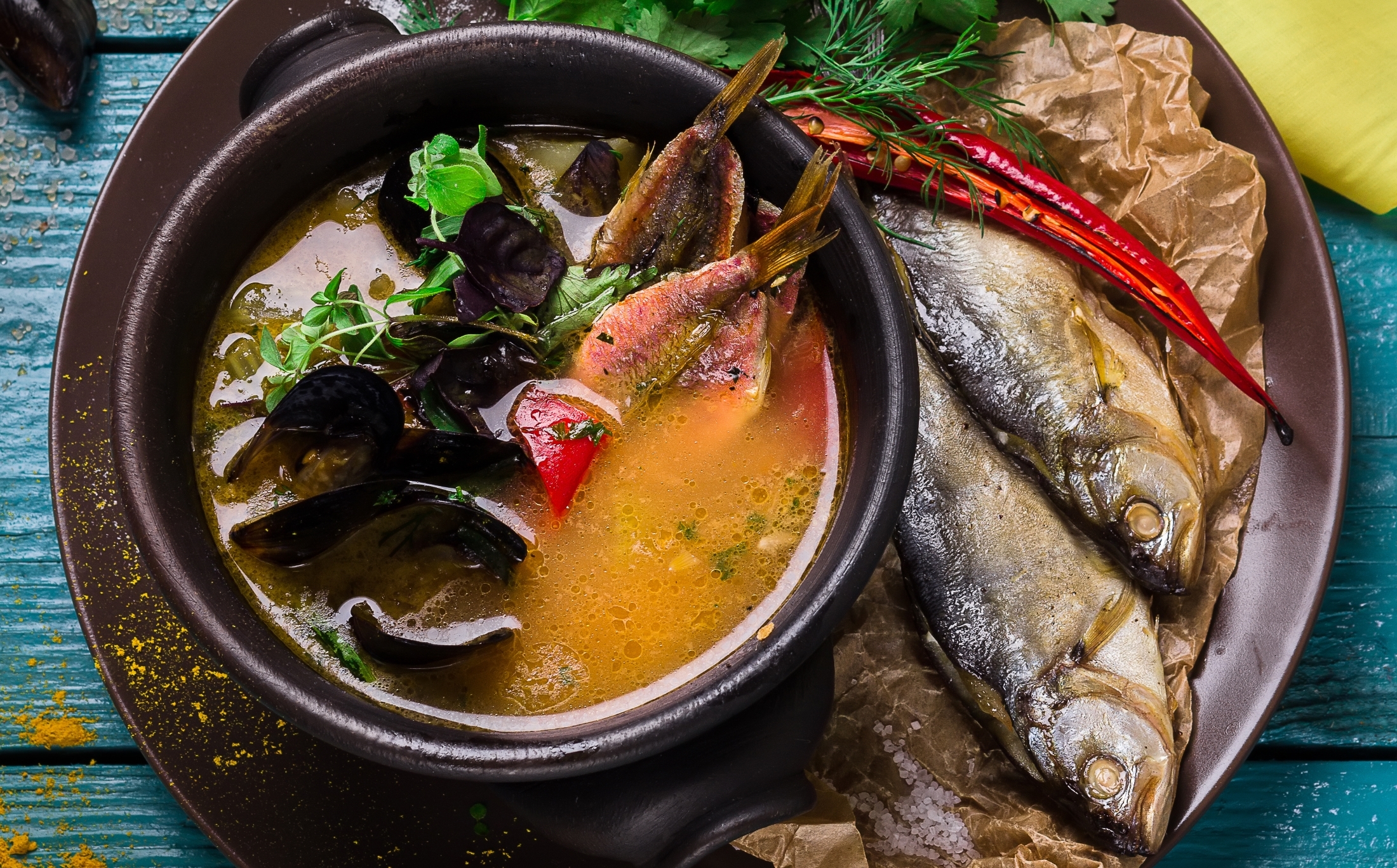 рыбный суп с различными видами рыбы и специями