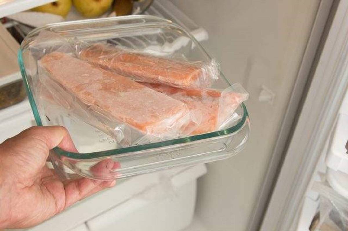 Размораживание рыбы в холодильнике